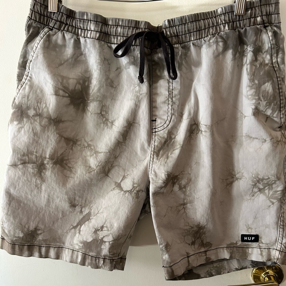 HUF shorts size L